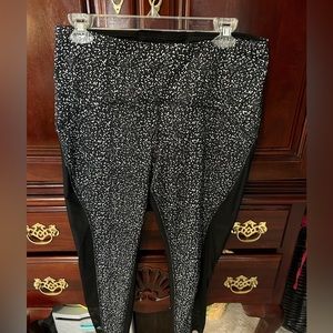 Xersion  Woman mesh leg black Capri leggings size L. Waist: 15 inch